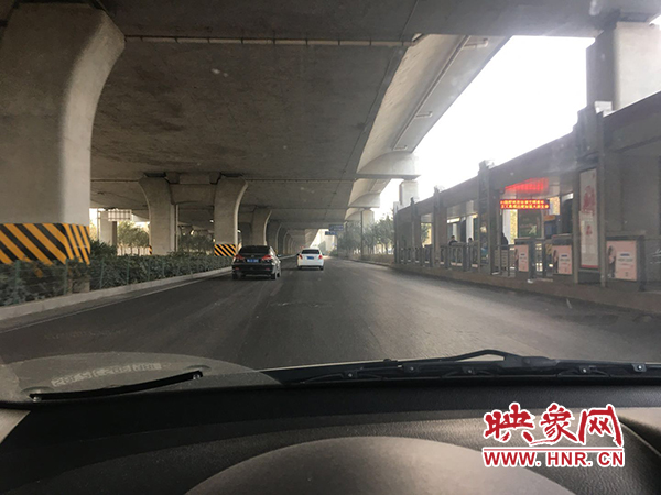限行首日，三環(huán)橋上橋下，車輛不多，交通狀況良好。