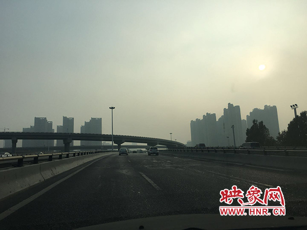 限行首日，三環(huán)橋上橋下，車輛不多，交通狀況良好。