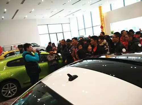 現(xiàn)場(chǎng)活動(dòng)由私家車廣播《999車生活》主播飛揚(yáng)、佳雨主持，新年呵護(hù)，溫暖你一路。