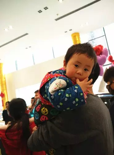 小朋友雖然你骨骼清奇，但是米、油你照樣拎不動(dòng)啊，還是乖乖的油卡拿好吧。