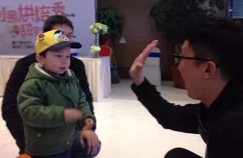 老楊你真心的是童心未泯啊，來，跟叔叔Give Me Five！