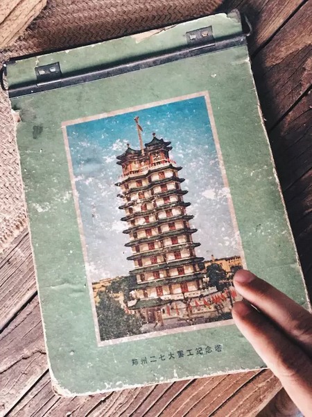 我們撫摸著鄭州的歷史，從中了解它的厚度。