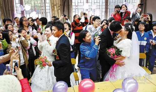 10對(duì)老師新人在校園里舉行集體婚禮，在教室里接新娘、拜堂