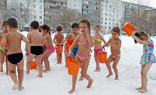 幼兒園的兒童身穿泳裝，在零下25度的雪地里沖涼水澡。