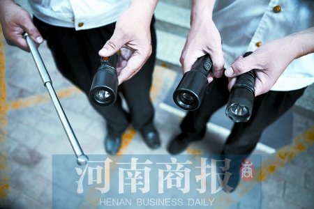 鄭州8名小學生持警棍、電擊槍街頭“火拼”