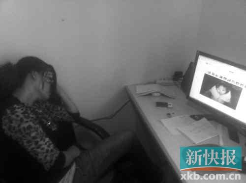 遇難孩子的母親向記者展示女兒生前的照片，一邊掩面而泣