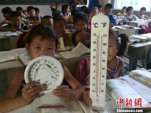 6月3日，下午四點(diǎn)，昆明市東川區(qū)因民鎮(zhèn)中心學(xué)校一年級教室溫度達(dá)到44℃