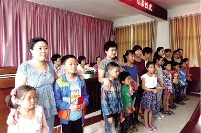 身后的“代理媽媽”，使留守兒童的身心有了依靠