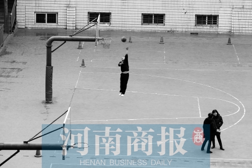 目前，鄭州市有超過30所學(xué)校對(duì)社會(huì)開放體育設(shè)施