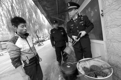 一餐館違規(guī)使用煤爐，被麥子店城管隊責令停止，并限期清除所屯的蜂窩煤