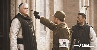 梅甘（左）、安西滿（右）與日本兵對(duì)峙的一幕。