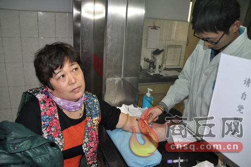 劉艷平的血樣和浙江省一位患者成功配型，1月15日下午3點，醫(yī)護(hù)人員正在為劉艷平再次抽取血樣