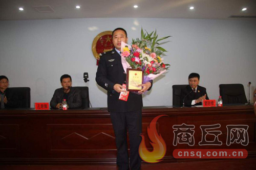 高兵雷是睢陽區(qū)檢察院一位檢察干警，在去鄭州捐獻(xiàn)造血干細(xì)胞時，他所在的單位為他組織了熱烈的歡送儀式