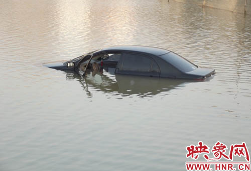 3月10日清晨，一輛黑色轎車掉入民權(quán)縣東沙河中