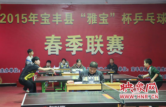 2月22日，河南省寶豐縣兩名乒乓球參賽選手在比賽中激烈角逐。