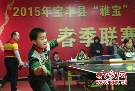 2月22日，乒乓球參賽選手在河南省寶豐陽(yáng)光青少年俱樂(lè)部迎新春乒乓球春季聯(lián)賽，選手在比賽中激烈角逐。