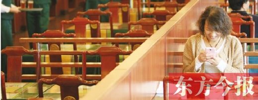 一名食客在西餐廳內使用免費無線網(wǎng)絡