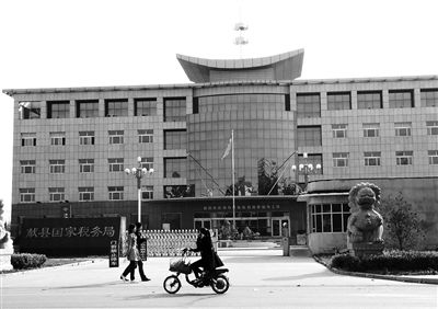 10月29日，河北滄州市獻縣國稅局。10月底，一些企業(yè)主被叫到國稅局談“交稅”問題。新京報記者 孟祥超 攝