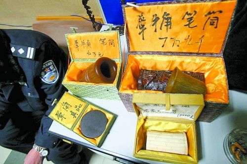 這些商品被暫扣，并根據(jù)鑒定情況對(duì)販賣者依法處罰。 記者 閆化莊 攝