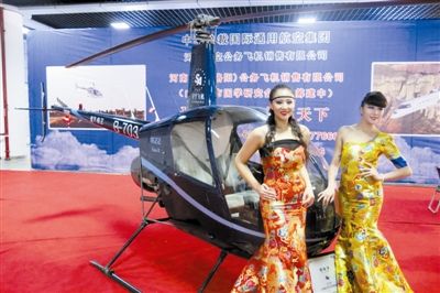 美女固然誘人，但更誘人的恐怕還是直升機(jī)