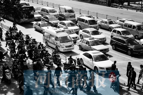 紫荊山路與商城路交叉口，見無車讓行，一輛救護(hù)車只好選擇右轉(zhuǎn)車道直行 記者 邱曉峰/攝