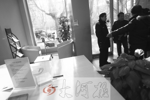人民路上的這家商店,夜間疑被一男子隔著門縫用長竿偷走一臺蘋果ipad air。