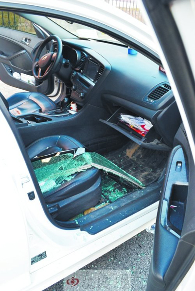 車玻璃被砸碎，車內(nèi)被翻動。