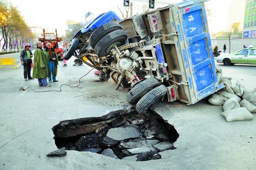 出事的卡車上，拉了十幾噸的水泥市民供圖