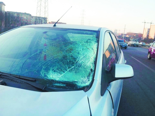肇事轎車(chē)前擋風(fēng)玻璃上，留著清晰的撞擊痕跡。