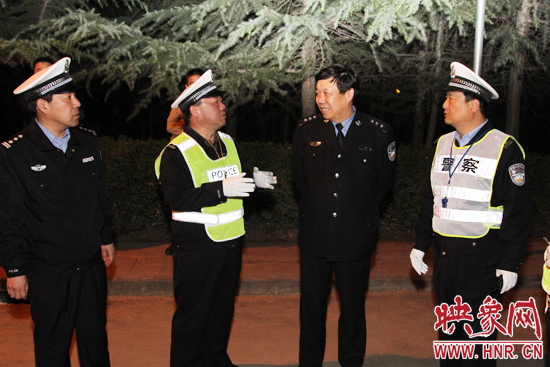 該支隊支隊長石軍(左二)、政委周西漢（左一）在向省總隊督導(dǎo)組匯報整治酒駕時的情景。
