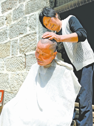為了照顧兩個(gè)小叔，馬英專門學(xué)會(huì)了理發(fā)。