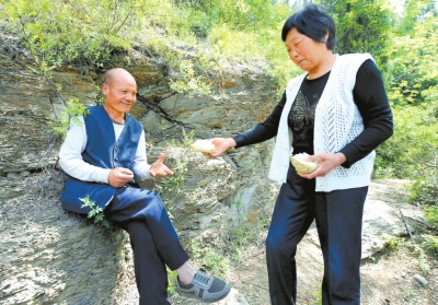 5月5日，馬英為上山放牛的劉五送干糧。