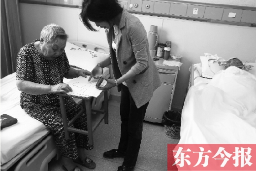 昨日，鄭大五附院二號樓住院部，馬老太寫下委托書，并簽字摁指印委托女兒代理為昏迷老伴解鎖取錢