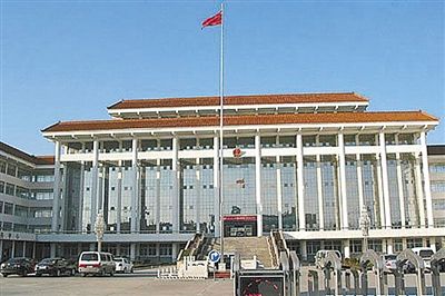 濮陽(yáng)縣違規(guī)、超標(biāo)修建的縣委、縣政府辦公樓。新華社發(fā)發(fā)布