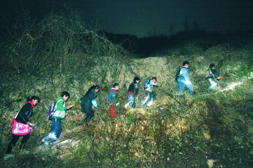 在一些山區(qū),因?yàn)閷W(xué)校太遠(yuǎn),孩子們天不亮就得打著手電出發(fā)。L CFP供圖