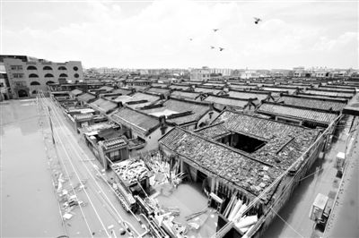 19日，廣東汕頭潮陽(yáng)區(qū)和平鎮(zhèn)出現(xiàn)水浸現(xiàn)象。連日來(lái)，廣東省汕頭市潮陽(yáng)區(qū)、潮南區(qū)普降暴雨。新華社發(fā)