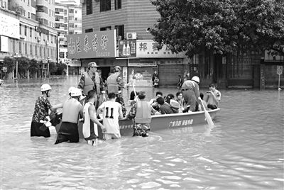 18日，廣東省清遠(yuǎn)市陽(yáng)山縣縣城,消防官兵合力推動(dòng)沖鋒舟，轉(zhuǎn)移被困學(xué)生。新華社發(fā)