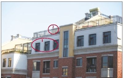 中海城香克林小區(qū),楊智家的樓頂上加蓋了兩層違建。其中北側(cè)露臺建成了一層灰白色的房屋(①)。在該違建頂部的東側(cè),又加蓋了一層面積較小的房屋(②)。新京報記者 韓萌 攝