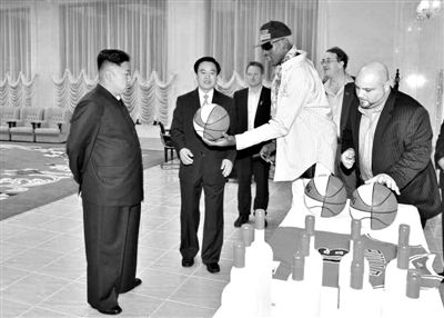 平壤，朝鮮最高領(lǐng)導(dǎo)人金正恩接待再次來訪的美國籃球明星羅德曼。