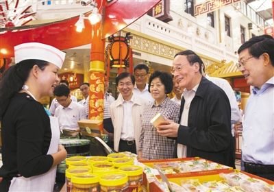 9月6日，王岐山在天津南市食品街調(diào)研，在月餅柜臺前，詢問中央關(guān)于中秋國慶嚴(yán)禁公款送禮的規(guī)定發(fā)布后的銷售情況。新華社記者 李學(xué)仁 攝