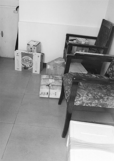 9月19日，東二環(huán)一小區(qū)的傳達室放著5、6箱禮品，小區(qū)保安稱，禮品量比以前過節(jié)時少。