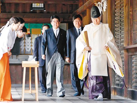 2011年8月15日安倍晉三等人參拜靖國(guó)神社。
