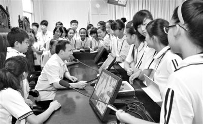 2013年5月30日，結合當前國內(nèi)民眾普遍關注的“校長開房”、“強奸猥褻”等事件，廣西上思縣人民法院邀請中小學生到法院觀摩案件的庭審，提高他們的守法、維權意識。圖/IC