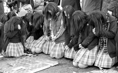 7日，韓國首爾，韓國高考舉行前，學(xué)子們跪地祈禱，希望能考個好成績。
