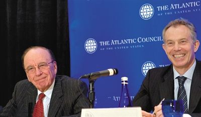2008年，布萊爾與默多克在美國參加一國際會議。