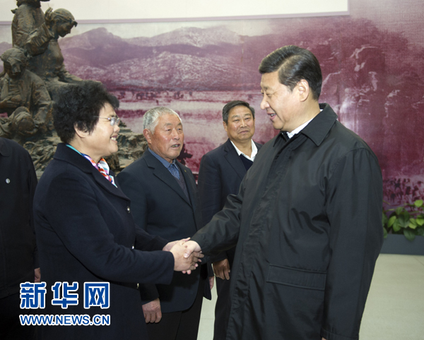 25日上午，習(xí)近平在臨沂華東革命烈士陵園參觀沂蒙精神展并會(huì)見(jiàn)當(dāng)?shù)叵冗M(jìn)模范和當(dāng)年支前模范后代代表。