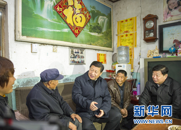 25日下午，習(xí)近平在地處沂蒙老區(qū)的臨沭縣曹莊鎮(zhèn)朱村看望83歲的“老支前”王克昌。