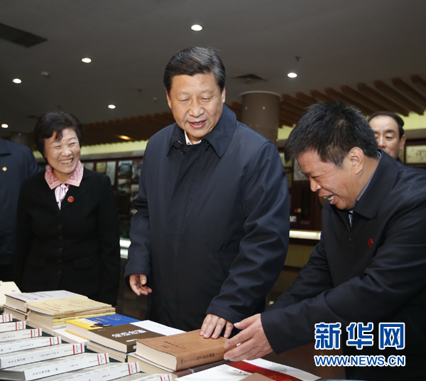 26日上午，習(xí)近平在孔子研究院參觀考察。新華社記者鞠鵬 攝
