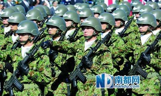 10月27日，日本自衛(wèi)隊舉行閱兵儀式