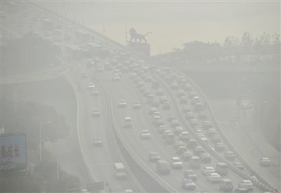 昨日，南昌市八一大橋被霧霾籠罩。 新華社發(fā)